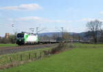 SETG 193 812 mit leeren Holztransportwagen Richtung Bebra, am 05.04.2023 in Hauneck.