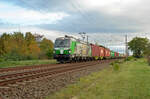 Mit einem Containerzug aus Hof nach Hamburg rollt 193 204 der SETG am 22.10.23 durch Greppin Richtung Dessau.