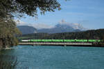 193 240 der SETG mit unzähligen grünen Wagen auf der Innbrücke bei Langkampfen und im Hintergrund der  Scheffauer  vom wilden Kaiser Gebirge.