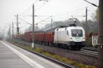 ES 64 U2 - 101 (182 601-5) der SETG mit einem leeren Holzzug in Rathenow in Richtung Wustermark. 27.09.2010