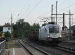 182 601 / ES64 U2-101 der SETG zieht am 06. Juni 2013 einen Flachwagenzug durch Kronach.