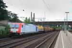 482 042-9 und 202 494-1 mit einem Holzzug am 31. Juli 2013 in HH-Harburg.