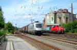 ES 64 U2-102 mit einem H-Wagenzug links und 265 003 mit der Übergabe nach Seelze rechts, am 17.07.2013 in Verden/Aller