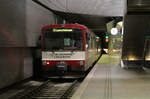 Triebwagen 56 der Salzburger Lokalbahn im unterirdischen Bahnhof unterhalb des Salzburger Hauptbahnhofs.