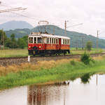 06.06.2004, Aus Anlass des 30. Geburtstages der Östereichischen Gesellschaft für Eisenbahngeschichte (ÖGEG) fanden auf der Strecke der Salzburger Lokalbahn  	Sonderzugfahrten statt. Fotografiert habe ich den historischen ET 1 der SLB mit Anhänger auf der Fahrt in Richtung Oberndorf bei Anthering. 