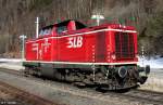 V 100 der Salzburger Lokalbahn SLB V 86 beim Umsetzen, Salzburg-Tiroler-Bahn KBS 200 Freilassing - Salzburg - Saalfelden, fotografiert im Bahnhof Werfen am 07.03.2012 --> Baujahr der Lok 1962 von MaK, ex DB V 100 1100, ex DB 211 100-3 und ex BB 2048 004-28 (Vielen Dank an Armin fr diese Daten!)