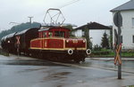 Die 1952 von den Salzburger Lokalbahnen in Dienst gestellten E 62 verläßt im Sommer 1980 Oberndorf in Richtung Salzburg