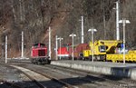 Parallelfahrt SLB 2000 086-6 (Bj. 1962, MaK) + ÖBB 1144 243-3 (Bj. 1993, BBC / ELIN / Siemens / SGP) mit Bauzug --> Rangierfahrt SLB V 86 (ex DB V 100 1100, ex DB 211 100-3, ex ÖBB 2048 004-28) + Durchfahrt Bauzug Richtung Salzburg, hinter der Lok Schutzwagen und Kranwagen KRC 1200 Bahnbau Wels 99 80 9419 001-9, Salzburg-Tiroler-Bahn ÖBB KBS 200 Freilassing - Saalfelden, fotografiert im Bf. Werfen am 07.03.2012 