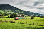 Vs 72 fährt mit dem Sdz 3390 (Zell am See - Krimml),  nahe der Haltestelle Stuhlfelden Siedlung vorüber.
Aufgenommen am 8.9.2018.