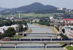 Ein Gterzug der SLB am 20.Juli 2010 bei der berquerung der Salzachbrcke.