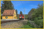 Neben der Malerischen Landschaft und den äußerst Netten Bewohnern dieser Gegend fallen vor allem die schönen Bahnhofsgebäude auf die von der Vergangenheit der Bahn wohl viel berichten könnten. 
Hier in Maierdorf schlängelt sich die Bahn kurz nach einem Waldstück durch einen kurz Taleinschnitt um gleich wieder Richtung Norden abzudrehen. 
22.04.2019