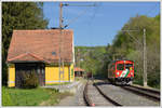 Die unterschiedlichsten Fotomöglichkeiten bietet der Bahnhof Maierdorf. Da Ferki auf der lichttechnisch richtigen Seite stand, habe ich mich für die Schattenseite entschieden. R 8602 von Bad Gleichenberg nach Feldbach am 22.4.2019 bei der Durchfahrt in Maierdorf. Der Bahnhof dürfte vermietet sein, oder sich vielleicht sogar in Privatbesitz befinden. 