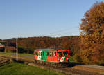 Herbstliche Gleichenbergerbahn, am 08.11.2020 präsentierte sich der STLB ET 2 (als R8609) in herrlichem Abendlicht unweit der Haltestelle Burgfried.