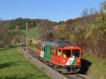 Am 09. November 2020 als ET 2 als R8607 bei Hofstätten in Fahrtrichtung Bad Gleichenberg unterwegs war, schien  die Welt auf der Gleichenbergerbahn noch  in Ordnung , doch damals schwebte schon das Damoklesschwert in Form der baldigen Einstellung über ihr . Seit dem 31.12.2020 gibt es keinen planmäßigen Personenverkehr mehr auf der 21,214 km langen Strecke, und so befindet sich der  Dschungelexpress  im Dornröschenschlaf und wartet auf eine Renaissance des Bahnbetriebs im Vulkanland.