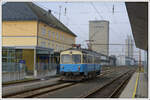 ET 1 der Steiermarkbahn steht am 23.10.2021 als Fotozug nach Bad Gleichenberg abfahrbereit am ÖBB Bahnhof in Feldbach.