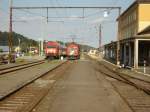 R 4723 und ein Elektrotriebwagen der Bad Gleichenberger Bahn warten nebeneinander im Bahnhof Feldbach auf die Abfahrt am späten Nachmittag des 31.7.2010