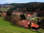 2016 901 (StLB) auf der Fahrt (67254) von Friedberg nach Wiener Neustadt berquert soeben das Murtalviadukt kurz vor Aspang. 16.04.2013.