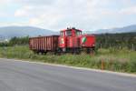 Die DE 2 der STLB bei Verschubarbeiten bei KM 12,0 der Landesbahn Gleisdorf - Weiz, im Vordergrund ist die neue (Bauarbeiten noch nicht abgeschlossen) Umfahrungsstrae Preding - Weiz zu sehen, Die DE 2 gerade von einem Betriebsanschlussgleis kommend, hat gerade Gterwaggons in einem groen Werk im Sden von Weiz (Ortsgebiet Preding) abgeliefert und hlt hier bis die Weiche nach einem kurzen Halt wieder gewendet wird und die DE 2 sich wieder auf den Rckweg Richtung Weiz macht, Anfang September 2013 ( im Hintergrung sieht man eine typisch steirische Apfelplantage und wenn man genau hinschaut sieht man die schon fast reifen pfel)
