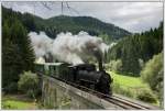 83-180 mit ihrem Dampfbummelzug von Weiz nach Birkfeld bei der Querung des Hollersbach Viaduktes nahe Birkfeld am 2.9.2010.