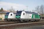 2016.901 und 1223 004 stehen am 14.03.2017 nebeneinander am Bahnhof Friedberg.