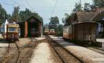 Mittagsruhe im Bahnhof Attersee im August 1987, von links nach rechts der für Nostalgiezüge vorbehaltene ET 20.104 (Ganz 1913, ex Preßburgerbahn), im Schuppen ET 26.109 (SWS/MFO 1949,