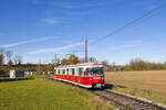 Am 29.10.2025 war die Garnitur 22 233 + 22 136 als R 8221 von Lambach nach Vorchdorf-Eggenberg unterwegs. Hier konnte der Zug bei Bad Wimsbach-Neydharting fotografiert werden. 