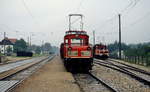 Im Sommer 1980 treffen sich die E 27.001 von Stern & Hafferl sowie eine E-Lok der Salzburger Lokalbahn im Bahnhof Bürmoos.