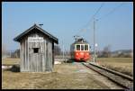 Einfahrt des 26 111 in den Haltepunkt Schmidham dessen Emfangsgebude unheimlich viel Platz bietet. ;-) Aufgenommen am 05.03.11.