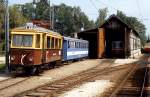 ET 20 104 (Baujahr 1913, ex Preßburg Tw 54) im August 1987 im Bahnhof Attersee. Im Lokschuppen ist einer der kurz zuvor von der schweizer AOMC erworbenen Triebwagen erkennbar. Leider brannte der schöne Lokschuppen knapp ein halbes Jahr später ab, dabei wurden auch einige Fahrzeuge zerstört.