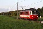 Auf seiner Fahrt nach Attersee wurde bei Schmidham der 26111 der Attergaubahn am Abend des 25.05.16 dokumentiert. Bemerkenswert sind die Holzmasten der Oberleitung, welche, ich denke mal, eine Rarität darstellen.