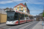 Gmunden Vossloh Tramlink 122 Richtung Vorchdorf in der Traunsteinstraße, 16.06.2016. 