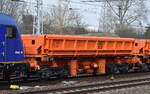 Drehgestell-Schüttgutkippwagen der österreichischen Swietelsky Baugesellschaft m.b.H. mit der Nr. 33 TEN 81 A-SWIE 5940 029-4 Eamos (GE) in einem Schotterzug am 22.03.23 Berlin Springpfuhl.