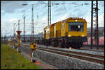 Der Schienenschleifzug D-SWIE 99 80 9127 003-8 am 19.11.2023 bei der Arbeit in Würzburg Zell.