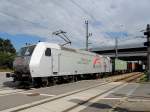 185 538-6 (TX-Logistik) quert mit einem Containerzug einen Bahnübergang bei der Wiener Reichsbrücke; 130829