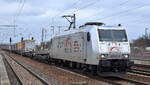 TX Logistik Austria GmbH, Schwechat [A] mit ihrer 185 537-8  [NVR-Nummer: 93 81 0185 537-8 A-TXLA] und KLV-Zug ab Rostock Seehafen am 20.03.23 Durchfahrt Bahnhof Flughafen BER Terminal 5