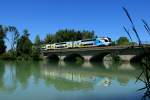 Wieder eine Westbahn, die mit ihrem Farbkleid sehr gut in die Szenerie passt :  Ein Kiss der Westbahn fhrt am 16.06.12 ber die Saalach Brcke bei Freilassing.