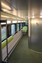 Verschiedene Bereiche sind im KISS Triebzug der Westbahn farblich abgesetzt.