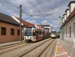 Am 04.04.2022 begegneten sich zwei Züge der Wiener Lokalbahn in der Feldgasse in Guntramsdorf.
