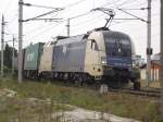 ES64U2-019 der Wiener Lokalbahnen AG kommt mit einem Containerzug aus Richtung Passau und biegt gerade in die Westbahn ein. [Wels, 03.05.07]