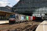 193 605 MRCE/WLC mit Containerzug in Bremen Hbf, am 29.09.2018.