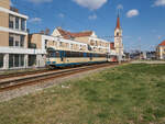 Am 04.04.2022 war Tw 122 der Wiener Lokalbahn mit einem Tw der Reihe 400 unterwegs vom Kärtner Ring in Wien nach Baden Josefsplatz. Gerade wird Wiener Neudorf durchfahren