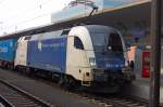 Die WLC (Wiener Lokalbahnen Cargo) hat 11 dieser als Eurosprinter ES 64 bezeichnete Tauri aus dem Siemens-Dispolok-Lokpool gemietet. Hier ES 64 U2-024 mit einem Container-Ganzzug auf dem Weg ber die Westbahn nach Wien bei Durchfahrt durch die Personengleise des Bahnhofes Linz, weil smtliche Gterzug-Umfahrgleise schon belegt waren.