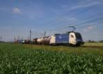 ES 64 U2 068 mit dem Containerzug 42957 bei Oftering.