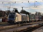 Die 1216 950 der WLB am 28.12.2009 mit einem Containerzug bei der Durchfahrt in Schrding. 