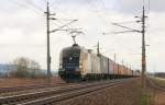 ES64U2-024 mit ihrem Containerzug auf dem Weg nach Passau.