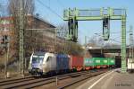 ES 64 U2-019 der WLB kommt am 07.04.10 mit einem Containerzug aus dem Hamburger Hafen in Hamburg-Harburg aufgrund eines blockierten Gleises fr wenige Minuten zum stehen.