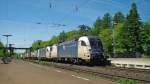 Das doppelte WLB Lottchen ES 64 U2-019 und ES 64 U2-020 mit Containerzug in Fahrtrichtung Norden durch Eichenberg. Aufgenommen am 03.06.2010.