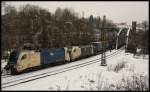 Auch ab Passau unterwegs waren ES 64 U2 024 und dahinter ES 64 U2 066. Sie hatten einen langen Containerzug am Haken. (Passau, 04.01.11)