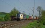 ES 64 U2-035 mit Containerzug in Fahrtrichtung Sden.