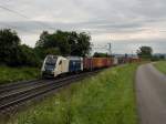 Die 1216 950 am 21.06.2011 mit einem Containerzug unterwegs bei Plling. 